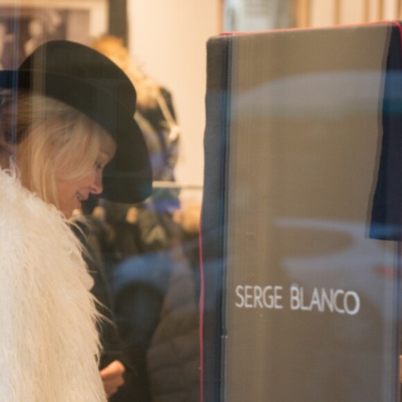 Semi-Exclusif - Pamela Anderson s'est rendue à la boutique SERGE BLANCO, 36, avenue de l'opéra à Paris le 26 janvier 2017. Piquée de curiosité après que la marque a récemment annoncée avoir retiré de ses créations, fourrures et plumes de canard, la star américaine a souhaité découvrir la collection de la marque Française. Elle a été séduite par des doudounes élaborées à la fibre écologique, sans plumes... évidemment, avec lesquelles elle est repartie afin de les offrir à ses deux Enfants, Dylan et Brandon.