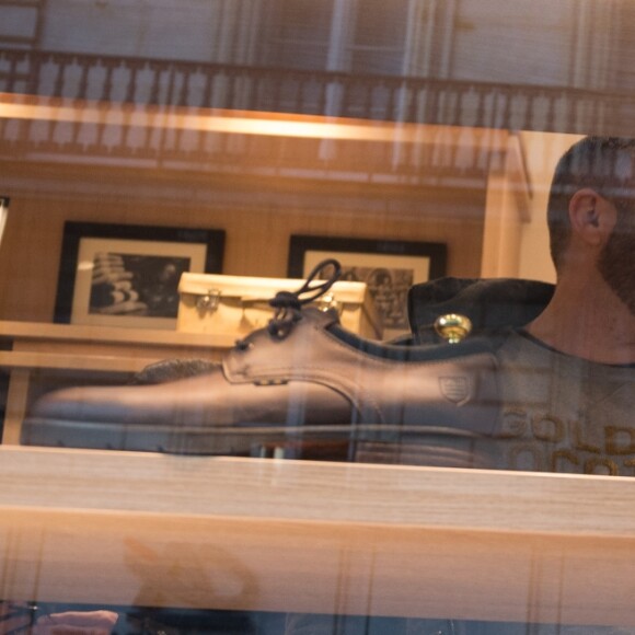Semi-Exclusif - Pamela Anderson s'est rendue à la boutique SERGE BLANCO, 36, avenue de l'opéra à Paris le 26 janvier 2017. Piquée de curiosité après que la marque a récemment annoncée avoir retiré de ses créations, fourrures et plumes de canard, la star américaine a souhaité découvrir la collection de la marque Française. Elle a été séduite par des doudounes élaborées à la fibre écologique, sans plumes... évidemment, avec lesquelles elle est repartie afin de les offrir à ses deux Enfants, Dylan et Brandon.
