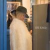 Semi-Exclusif - Pamela Anderson s'est rendue à la boutique SERGE BLANCO, 36, avenue de l'opéra à Paris le 26 janvier 2017. Piquée de curiosité après que la marque a récemment annoncée avoir retiré de ses créations, fourrures et plumes de canard, la star américaine a souhaité découvrir la collection de la marque Française. Elle a été séduite par des doudounes élaborées à la fibre écologique, sans plumes... évidemment, avec lesquelles elle est repartie afin de les offrir à ses deux Enfants, Dylan et Brandon.