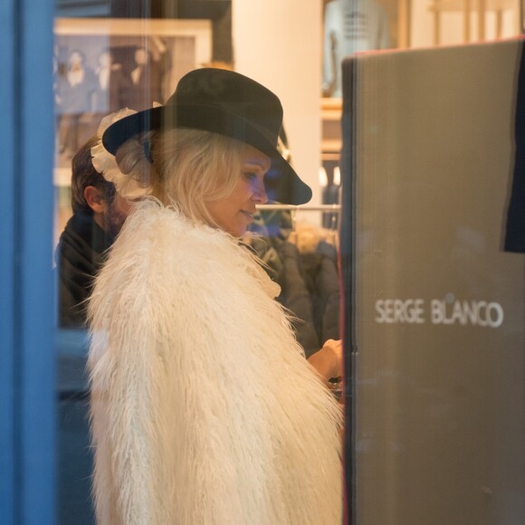 Semi-Exclusif - Pamela Anderson s'est rendue à la boutique SERGE BLANCO, 36, avenue de l'opéra à Paris le 26 janvier 2017. Piquée de curiosité après que la marque a récemment annoncée avoir retiré de ses créations, fourrures et plumes de canard, la star américaine a souhaité découvrir la collection de la marque Française. Elle a été séduite par des doudounes élaborées à la fibre écologique, sans plumes... évidemment, avec lesquelles elle est repartie afin de les offrir à ses deux Enfants, Dylan et Brandon.