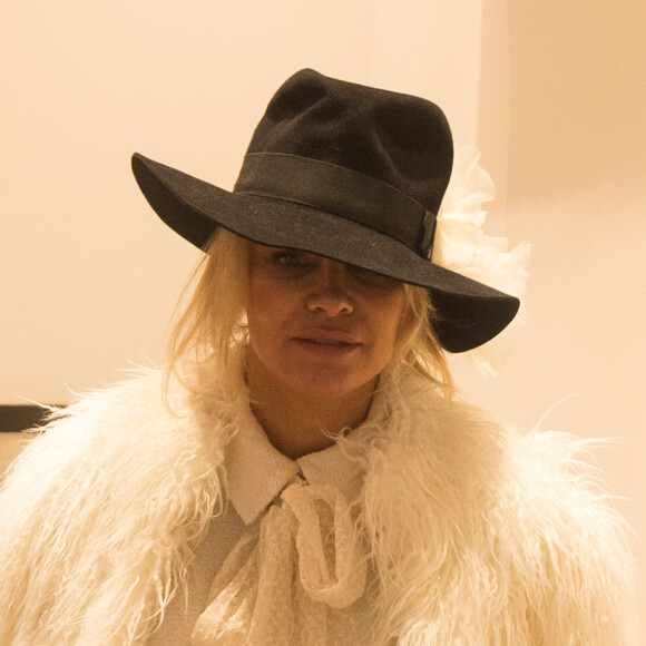 Semi-Exclusif - Pamela Anderson s'est rendue à la boutique SERGE BLANCO, 36, avenue de l'opéra à Paris le 26 janvier 2017. Piquée de curiosité après que la marque a récemment annoncée avoir retiré de ses créations, fourrures et plumes de canard, la star américaine a souhaité découvrir la collection de la marque Française. Elle a été séduite par des doudounes élaborées à la fibre écologique, sans plumes... évidemment, avec lesquelles elle est repartie afin de les offrir à ses deux Enfants, Dylan et Brandon.