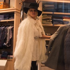 Semi-Exclusif - Pamela Anderson s'est rendue à la boutique SERGE BLANCO, 36, avenue de l'opéra à Paris le 26 janvier 2017. Piquée de curiosité après que la marque a récemment annoncée avoir retiré de ses créations, fourrures et plumes de canard, la star américaine a souhaité découvrir la collection de la marque Française. Elle a été séduite par des doudounes élaborées à la fibre écologique, sans plumes... évidemment, avec lesquelles elle est repartie afin de les offrir à ses deux Enfants, Dylan et Brandon.