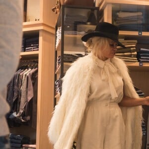 Semi-Exclusif - Pamela Anderson s'est rendue à la boutique SERGE BLANCO, 36, avenue de l'opéra à Paris le 26 janvier 2017. Piquée de curiosité après que la marque a récemment annoncée avoir retiré de ses créations, fourrures et plumes de canard, la star américaine a souhaité découvrir la collection de la marque Française. Elle a été séduite par des doudounes élaborées à la fibre écologique, sans plumes... évidemment, avec lesquelles elle est repartie afin de les offrir à ses deux Enfants, Dylan et Brandon.