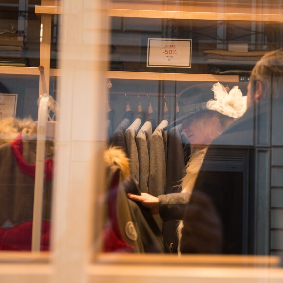 Semi-Exclusif - Pamela Anderson s'est rendue à la boutique SERGE BLANCO, 36, avenue de l'opéra à Paris le 26 janvier 2017. Piquée de curiosité après que la marque a récemment annoncée avoir retiré de ses créations, fourrures et plumes de canard, la star américaine a souhaité découvrir la collection de la marque Française. Elle a été séduite par des doudounes élaborées à la fibre écologique, sans plumes... évidemment, avec lesquelles elle est repartie afin de les offrir à ses deux Enfants, Dylan et Brandon.