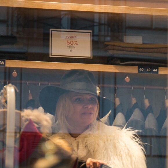Semi-Exclusif - Pamela Anderson s'est rendue à la boutique SERGE BLANCO, 36, avenue de l'opéra à Paris le 26 janvier 2017. Piquée de curiosité après que la marque a récemment annoncée avoir retiré de ses créations, fourrures et plumes de canard, la star américaine a souhaité découvrir la collection de la marque Française. Elle a été séduite par des doudounes élaborées à la fibre écologique, sans plumes... évidemment, avec lesquelles elle est repartie afin de les offrir à ses deux Enfants, Dylan et Brandon.