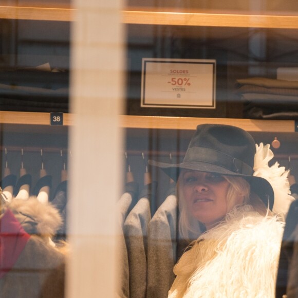 Semi-Exclusif - Pamela Anderson s'est rendue à la boutique SERGE BLANCO, 36, avenue de l'opéra à Paris le 26 janvier 2017. Piquée de curiosité après que la marque a récemment annoncée avoir retiré de ses créations, fourrures et plumes de canard, la star américaine a souhaité découvrir la collection de la marque Française. Elle a été séduite par des doudounes élaborées à la fibre écologique, sans plumes... évidemment, avec lesquelles elle est repartie afin de les offrir à ses deux Enfants, Dylan et Brandon.