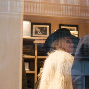 Semi-Exclusif - Pamela Anderson s'est rendue à la boutique SERGE BLANCO, 36, avenue de l'opéra à Paris le 26 janvier 2017. Piquée de curiosité après que la marque a récemment annoncée avoir retiré de ses créations, fourrures et plumes de canard, la star américaine a souhaité découvrir la collection de la marque Française. Elle a été séduite par des doudounes élaborées à la fibre écologique, sans plumes... évidemment, avec lesquelles elle est repartie afin de les offrir à ses deux Enfants, Dylan et Brandon.