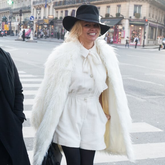 Semi-Exclusif - Pamela Anderson s'est rendue à la boutique SERGE BLANCO, 36, avenue de l'opéra à Paris le 26 janvier 2017. Piquée de curiosité après que la marque a récemment annoncée avoir retiré de ses créations, fourrures et plumes de canard, la star américaine a souhaité découvrir la collection de la marque Française. Elle a été séduite par des doudounes élaborées à la fibre écologique, sans plumes... évidemment, avec lesquelles elle est repartie afin de les offrir à ses deux Enfants, Dylan et Brandon.