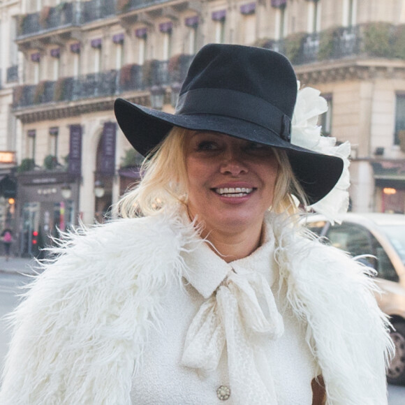 Semi-Exclusif - Pamela Anderson s'est rendue à la boutique SERGE BLANCO, 36, avenue de l'opéra à Paris le 26 janvier 2017. Piquée de curiosité après que la marque a récemment annoncée avoir retiré de ses créations, fourrures et plumes de canard, la star américaine a souhaité découvrir la collection de la marque Française. Elle a été séduite par des doudounes élaborées à la fibre écologique, sans plumes... évidemment, avec lesquelles elle est repartie afin de les offrir à ses deux Enfants, Dylan et Brandon.