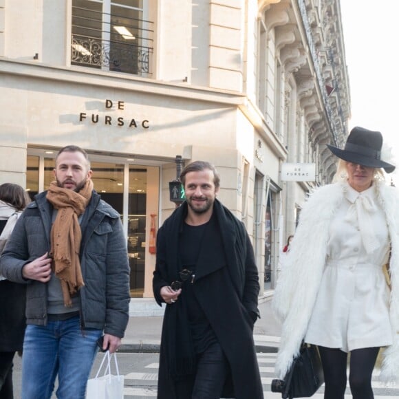 Semi-Exclusif - Pamela Anderson s'est rendue à la boutique SERGE BLANCO, 36, avenue de l'opéra à Paris le 26 janvier 2017. Piquée de curiosité après que la marque a récemment annoncée avoir retiré de ses créations, fourrures et plumes de canard, la star américaine a souhaité découvrir la collection de la marque Française. Elle a été séduite par des doudounes élaborées à la fibre écologique, sans plumes... évidemment, avec lesquelles elle est repartie afin de les offrir à ses deux Enfants, Dylan et Brandon.