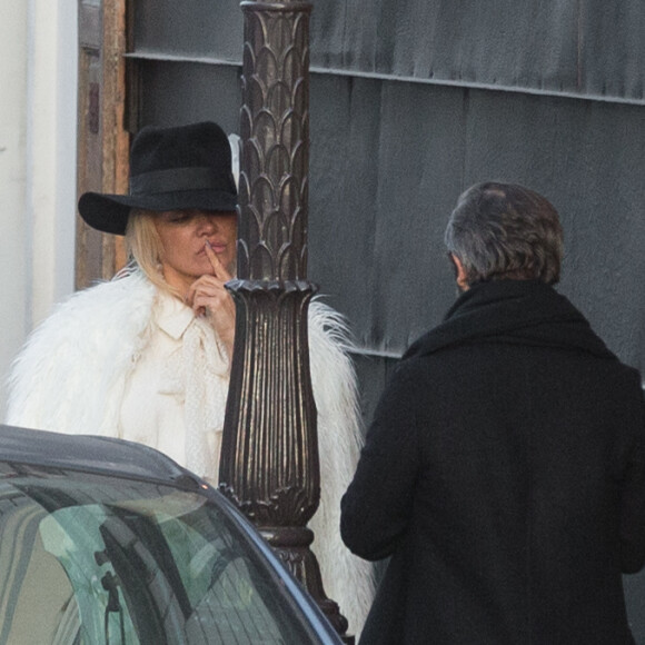 Semi-Exclusif - Après avoir visité la boutique Serge Blanco à Opera et acheté 2 doudounes pour ses enfants, Pamela Anderson s'est rendue à Montmartre pour visiter la Basilique du Sacré-Coeur. Munie de son appareil photo Leica, la star américaine s'est fondue dans la foule pour jouer les touristes. Un peu plus tard, elle a réalisé un shooting dans une des ruelles adjacentes. Paris le 26 janvier 2017