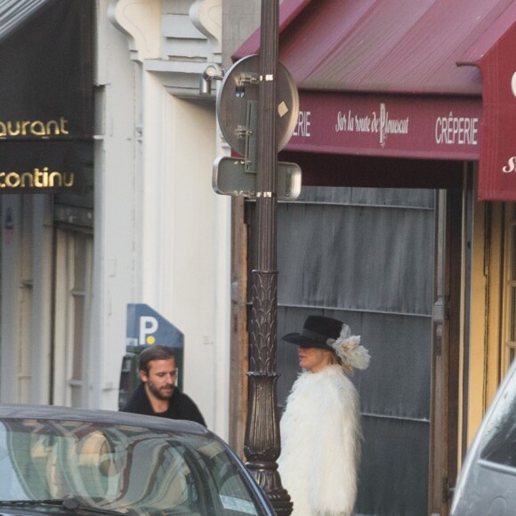 Semi-Exclusif - Après avoir visité la boutique Serge Blanco à Opera et acheté 2 doudounes pour ses enfants, Pamela Anderson s'est rendue à Montmartre pour visiter la Basilique du Sacré-Coeur. Munie de son appareil photo Leica, la star américaine s'est fondue dans la foule pour jouer les touristes. Un peu plus tard, elle a réalisé un shooting dans une des ruelles adjacentes. Paris le 26 janvier 2017