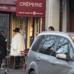 Semi-Exclusif - Après avoir visité la boutique Serge Blanco à Opera et acheté 2 doudounes pour ses enfants, Pamela Anderson s'est rendue à Montmartre pour visiter la Basilique du Sacré-Coeur. Munie de son appareil photo Leica, la star américaine s'est fondue dans la foule pour jouer les touristes. Un peu plus tard, elle a réalisé un shooting dans une des ruelles adjacentes. Paris le 26 janvier 2017