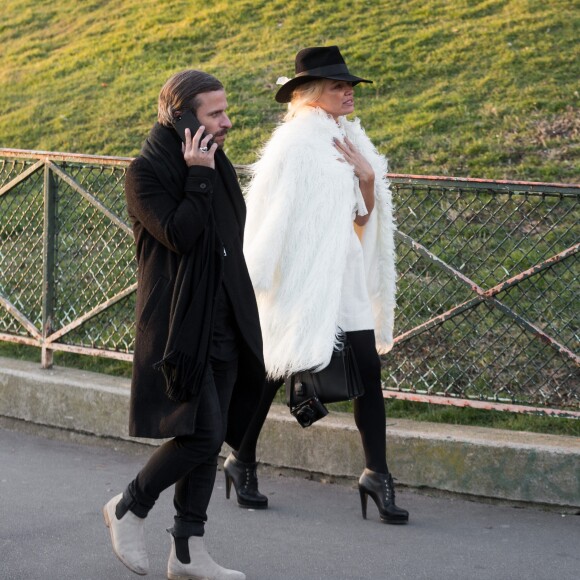Semi-Exclusif - Après avoir visité la boutique Serge Blanco à Opera et acheté 2 doudounes pour ses enfants, Pamela Anderson s'est rendue à Montmartre pour visiter la Basilique du Sacré-Coeur. Munie de son appareil photo Leica, la star américaine s'est fondue dans la foule pour jouer les touristes. Un peu plus tard, elle a réalisé un shooting dans une des ruelles adjacentes. Paris le 26 janvier 2017