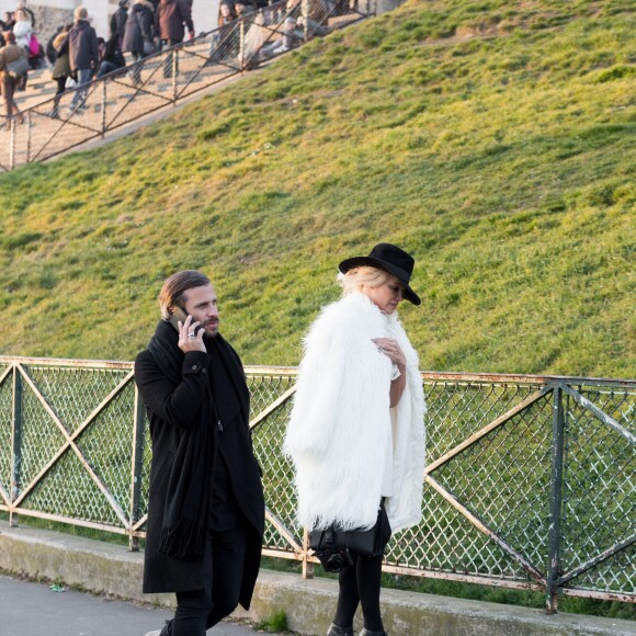 Semi-Exclusif - Après avoir visité la boutique Serge Blanco à Opera et acheté 2 doudounes pour ses enfants, Pamela Anderson s'est rendue à Montmartre pour visiter la Basilique du Sacré-Coeur. Munie de son appareil photo Leica, la star américaine s'est fondue dans la foule pour jouer les touristes. Un peu plus tard, elle a réalisé un shooting dans une des ruelles adjacentes. Paris le 26 janvier 2017