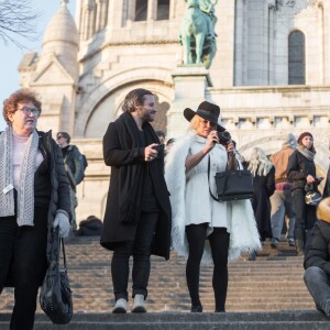 Semi-Exclusif - Après avoir visité la boutique Serge Blanco à Opera et acheté 2 doudounes pour ses enfants, Pamela Anderson s'est rendue à Montmartre pour visiter la Basilique du Sacré-Coeur. Munie de son appareil photo Leica, la star américaine s'est fondue dans la foule pour jouer les touristes. Un peu plus tard, elle a réalisé un shooting dans une des ruelles adjacentes. Paris le 26 janvier 2017