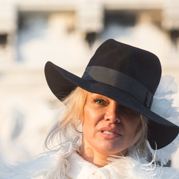 Semi-Exclusif - Après avoir visité la boutique Serge Blanco à Opera et acheté 2 doudounes pour ses enfants, Pamela Anderson s'est rendue à Montmartre pour visiter la Basilique du Sacré-Coeur. Munie de son appareil photo Leica, la star américaine s'est fondue dans la foule pour jouer les touristes. Un peu plus tard, elle a réalisé un shooting dans une des ruelles adjacentes. Paris le 26 janvier 2017