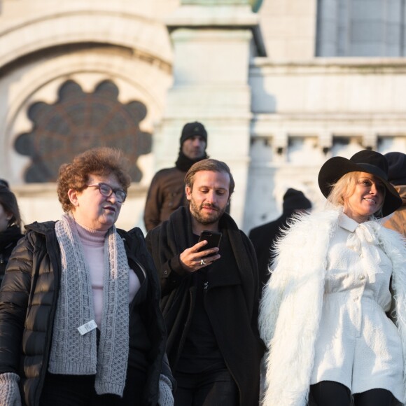 Semi-Exclusif - Après avoir visité la boutique Serge Blanco à Opera et acheté 2 doudounes pour ses enfants, Pamela Anderson s'est rendue à Montmartre pour visiter la Basilique du Sacré-Coeur. Munie de son appareil photo Leica, la star américaine s'est fondue dans la foule pour jouer les touristes. Un peu plus tard, elle a réalisé un shooting dans une des ruelles adjacentes. Paris le 26 janvier 2017