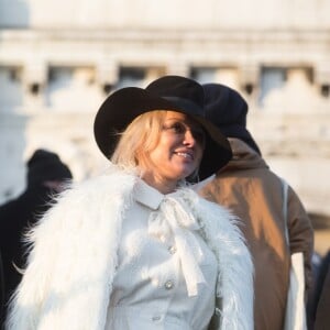 Semi-Exclusif - Après avoir visité la boutique Serge Blanco à Opera et acheté 2 doudounes pour ses enfants, Pamela Anderson s'est rendue à Montmartre pour visiter la Basilique du Sacré-Coeur. Munie de son appareil photo Leica, la star américaine s'est fondue dans la foule pour jouer les touristes. Un peu plus tard, elle a réalisé un shooting dans une des ruelles adjacentes. Paris le 26 janvier 2017