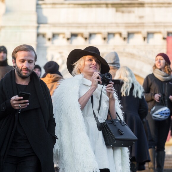 Semi-Exclusif - Après avoir visité la boutique Serge Blanco à Opera et acheté 2 doudounes pour ses enfants, Pamela Anderson s'est rendue à Montmartre pour visiter la Basilique du Sacré-Coeur. Munie de son appareil photo Leica, la star américaine s'est fondue dans la foule pour jouer les touristes. Un peu plus tard, elle a réalisé un shooting dans une des ruelles adjacentes. Paris le 26 janvier 2017