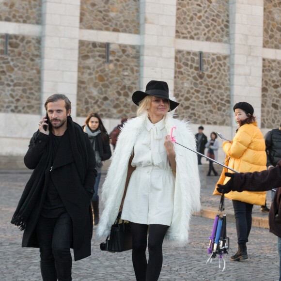 Semi-Exclusif - Après avoir visité la boutique Serge Blanco à Opera et acheté 2 doudounes pour ses enfants, Pamela Anderson s'est rendue à Montmartre pour visiter la Basilique du Sacré-Coeur. Munie de son appareil photo Leica, la star américaine s'est fondue dans la foule pour jouer les touristes. Un peu plus tard, elle a réalisé un shooting dans une des ruelles adjacentes. Paris le 26 janvier 2017