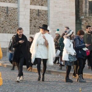 Semi-Exclusif - Après avoir visité la boutique Serge Blanco à Opera et acheté 2 doudounes pour ses enfants, Pamela Anderson s'est rendue à Montmartre pour visiter la Basilique du Sacré-Coeur. Munie de son appareil photo Leica, la star américaine s'est fondue dans la foule pour jouer les touristes. Un peu plus tard, elle a réalisé un shooting dans une des ruelles adjacentes. Paris le 26 janvier 2017