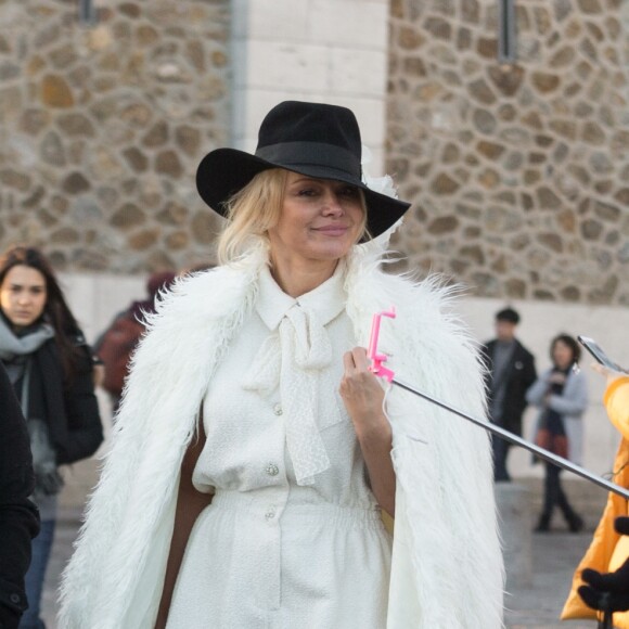 Semi-Exclusif - Après avoir visité la boutique Serge Blanco à Opera et acheté 2 doudounes pour ses enfants, Pamela Anderson s'est rendue à Montmartre pour visiter la Basilique du Sacré-Coeur. Munie de son appareil photo Leica, la star américaine s'est fondue dans la foule pour jouer les touristes. Un peu plus tard, elle a réalisé un shooting dans une des ruelles adjacentes. Paris le 26 janvier 2017