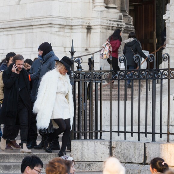 Semi-Exclusif - Après avoir visité la boutique Serge Blanco à Opera et acheté 2 doudounes pour ses enfants, Pamela Anderson s'est rendue à Montmartre pour visiter la Basilique du Sacré-Coeur. Munie de son appareil photo Leica, la star américaine s'est fondue dans la foule pour jouer les touristes. Un peu plus tard, elle a réalisé un shooting dans une des ruelles adjacentes. Paris le 26 janvier 2017