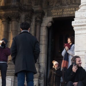 Semi-Exclusif - Après avoir visité la boutique Serge Blanco à Opera et acheté 2 doudounes pour ses enfants, Pamela Anderson s'est rendue à Montmartre pour visiter la Basilique du Sacré-Coeur. Munie de son appareil photo Leica, la star américaine s'est fondue dans la foule pour jouer les touristes. Un peu plus tard, elle a réalisé un shooting dans une des ruelles adjacentes. Paris le 26 janvier 2017