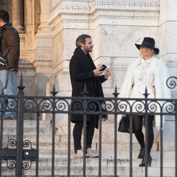 Semi-Exclusif - Après avoir visité la boutique Serge Blanco à Opera et acheté 2 doudounes pour ses enfants, Pamela Anderson s'est rendue à Montmartre pour visiter la Basilique du Sacré-Coeur. Munie de son appareil photo Leica, la star américaine s'est fondue dans la foule pour jouer les touristes. Un peu plus tard, elle a réalisé un shooting dans une des ruelles adjacentes. Paris le 26 janvier 2017