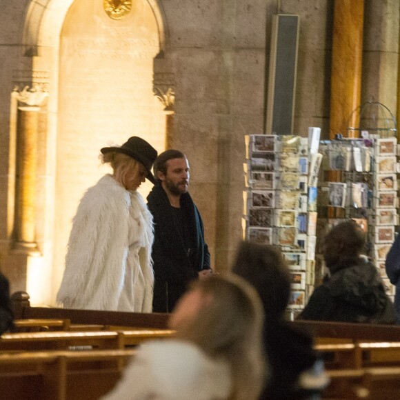 Semi-Exclusif - Après avoir visité la boutique Serge Blanco à Opera et acheté 2 doudounes pour ses enfants, Pamela Anderson s'est rendue à Montmartre pour visiter la Basilique du Sacré-Coeur. Munie de son appareil photo Leica, la star américaine s'est fondue dans la foule pour jouer les touristes. Un peu plus tard, elle a réalisé un shooting dans une des ruelles adjacentes. Paris le 26 janvier 2017