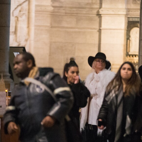 Semi-Exclusif - Après avoir visité la boutique Serge Blanco à Opera et acheté 2 doudounes pour ses enfants, Pamela Anderson s'est rendue à Montmartre pour visiter la Basilique du Sacré-Coeur. Munie de son appareil photo Leica, la star américaine s'est fondue dans la foule pour jouer les touristes. Un peu plus tard, elle a réalisé un shooting dans une des ruelles adjacentes. Paris le 26 janvier 2017