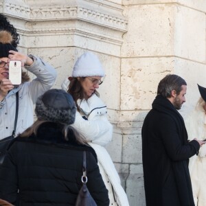 Semi-Exclusif - Après avoir visité la boutique Serge Blanco à Opera et acheté 2 doudounes pour ses enfants, Pamela Anderson s'est rendue à Montmartre pour visiter la Basilique du Sacré-Coeur. Munie de son appareil photo Leica, la star américaine s'est fondue dans la foule pour jouer les touristes. Un peu plus tard, elle a réalisé un shooting dans une des ruelles adjacentes. Paris le 26 janvier 2017