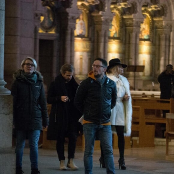 Semi-Exclusif - Après avoir visité la boutique Serge Blanco à Opera et acheté 2 doudounes pour ses enfants, Pamela Anderson s'est rendue à Montmartre pour visiter la Basilique du Sacré-Coeur. Munie de son appareil photo Leica, la star américaine s'est fondue dans la foule pour jouer les touristes. Un peu plus tard, elle a réalisé un shooting dans une des ruelles adjacentes. Paris le 26 janvier 2017