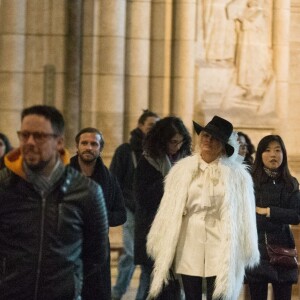 Semi-Exclusif - Après avoir visité la boutique Serge Blanco à Opera et acheté 2 doudounes pour ses enfants, Pamela Anderson s'est rendue à Montmartre pour visiter la Basilique du Sacré-Coeur. Munie de son appareil photo Leica, la star américaine s'est fondue dans la foule pour jouer les touristes. Un peu plus tard, elle a réalisé un shooting dans une des ruelles adjacentes. Paris le 26 janvier 2017