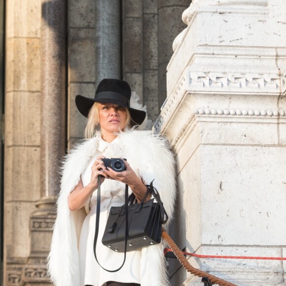 Semi-Exclusif - Après avoir visité la boutique Serge Blanco à Opera et acheté 2 doudounes pour ses enfants, Pamela Anderson s'est rendue à Montmartre pour visiter la Basilique du Sacré-Coeur. Munie de son appareil photo Leica, la star américaine s'est fondue dans la foule pour jouer les touristes. Un peu plus tard, elle a réalisé un shooting dans une des ruelles adjacentes. Paris le 26 janvier 2017