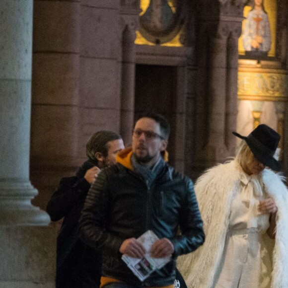 Semi-Exclusif - Après avoir visité la boutique Serge Blanco à Opera et acheté 2 doudounes pour ses enfants, Pamela Anderson s'est rendue à Montmartre pour visiter la Basilique du Sacré-Coeur. Munie de son appareil photo Leica, la star américaine s'est fondue dans la foule pour jouer les touristes. Un peu plus tard, elle a réalisé un shooting dans une des ruelles adjacentes. Paris le 26 janvier 2017