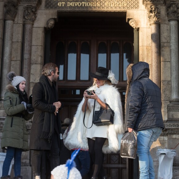 Semi-Exclusif - Après avoir visité la boutique Serge Blanco à Opera et acheté 2 doudounes pour ses enfants, Pamela Anderson s'est rendue à Montmartre pour visiter la Basilique du Sacré-Coeur. Munie de son appareil photo Leica, la star américaine s'est fondue dans la foule pour jouer les touristes. Un peu plus tard, elle a réalisé un shooting dans une des ruelles adjacentes. Paris le 26 janvier 2017