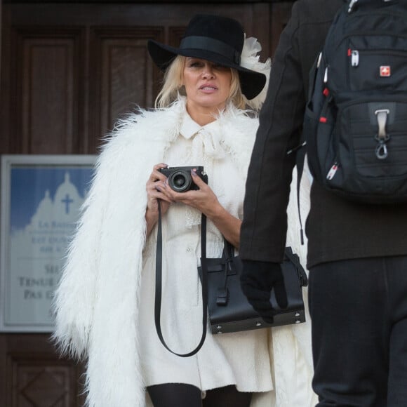 Semi-Exclusif - Après avoir visité la boutique Serge Blanco à Opera et acheté 2 doudounes pour ses enfants, Pamela Anderson s'est rendue à Montmartre pour visiter la Basilique du Sacré-Coeur. Munie de son appareil photo Leica, la star américaine s'est fondue dans la foule pour jouer les touristes. Un peu plus tard, elle a réalisé un shooting dans une des ruelles adjacentes. Paris le 26 janvier 2017