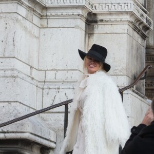 Semi-Exclusif - Après avoir visité la boutique Serge Blanco à Opera et acheté 2 doudounes pour ses enfants, Pamela Anderson s'est rendue à Montmartre pour visiter la Basilique du Sacré-Coeur. Munie de son appareil photo Leica, la star américaine s'est fondue dans la foule pour jouer les touristes. Un peu plus tard, elle a réalisé un shooting dans une des ruelles adjacentes. Paris le 26 janvier 2017