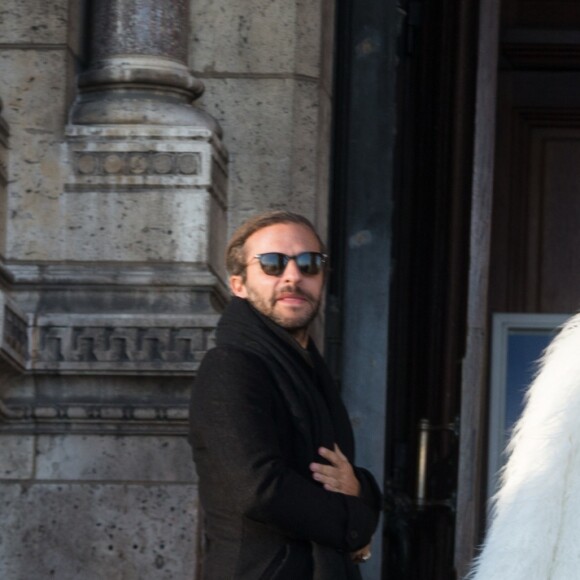 Semi-Exclusif - Après avoir visité la boutique Serge Blanco à Opera et acheté 2 doudounes pour ses enfants, Pamela Anderson s'est rendue à Montmartre pour visiter la Basilique du Sacré-Coeur. Munie de son appareil photo Leica, la star américaine s'est fondue dans la foule pour jouer les touristes. Un peu plus tard, elle a réalisé un shooting dans une des ruelles adjacentes. Paris le 26 janvier 2017