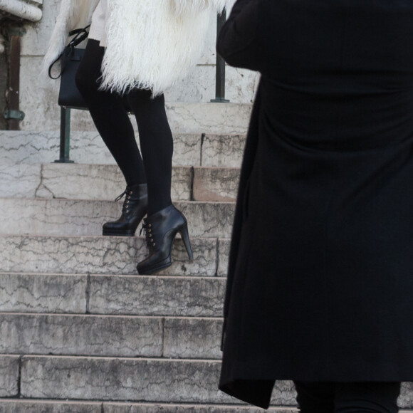 Semi-Exclusif - Après avoir visité la boutique Serge Blanco à Opera et acheté 2 doudounes pour ses enfants, Pamela Anderson s'est rendue à Montmartre pour visiter la Basilique du Sacré-Coeur. Munie de son appareil photo Leica, la star américaine s'est fondue dans la foule pour jouer les touristes. Un peu plus tard, elle a réalisé un shooting dans une des ruelles adjacentes. Paris le 26 janvier 2017