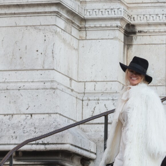 Semi-Exclusif - Après avoir visité la boutique Serge Blanco à Opera et acheté 2 doudounes pour ses enfants, Pamela Anderson s'est rendue à Montmartre pour visiter la Basilique du Sacré-Coeur. Munie de son appareil photo Leica, la star américaine s'est fondue dans la foule pour jouer les touristes. Un peu plus tard, elle a réalisé un shooting dans une des ruelles adjacentes. Paris le 26 janvier 2017