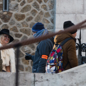 Semi-Exclusif - Après avoir visité la boutique Serge Blanco à Opera et acheté 2 doudounes pour ses enfants, Pamela Anderson s'est rendue à Montmartre pour visiter la Basilique du Sacré-Coeur. Munie de son appareil photo Leica, la star américaine s'est fondue dans la foule pour jouer les touristes. Un peu plus tard, elle a réalisé un shooting dans une des ruelles adjacentes. Paris le 26 janvier 2017