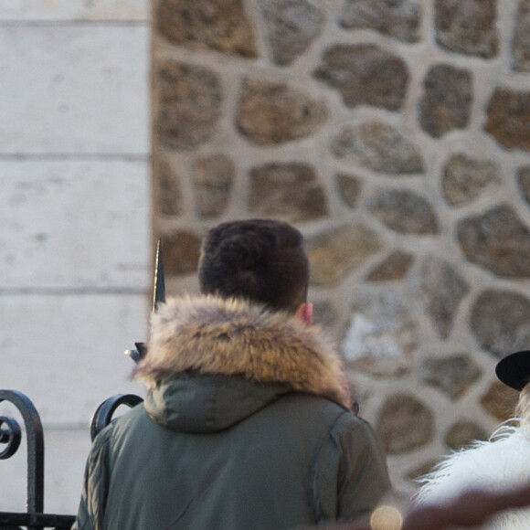 Semi-Exclusif - Après avoir visité la boutique Serge Blanco à Opera et acheté 2 doudounes pour ses enfants, Pamela Anderson s'est rendue à Montmartre pour visiter la Basilique du Sacré-Coeur. Munie de son appareil photo Leica, la star américaine s'est fondue dans la foule pour jouer les touristes. Un peu plus tard, elle a réalisé un shooting dans une des ruelles adjacentes. Paris le 26 janvier 2017