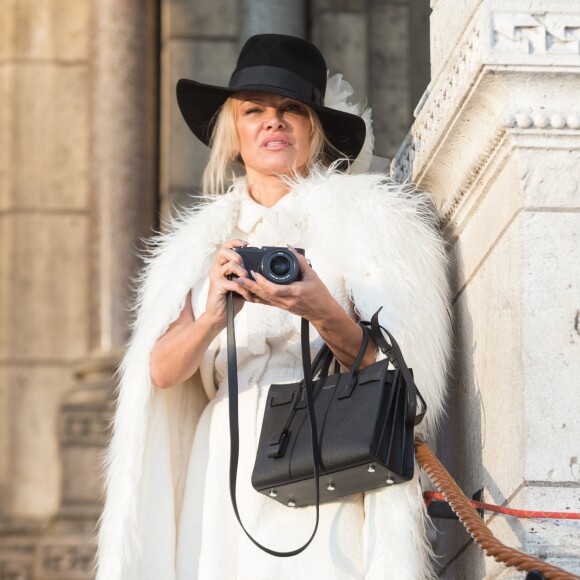 Semi-Exclusif - Après avoir visité la boutique Serge Blanco à Opera et acheté 2 doudounes pour ses enfants, Pamela Anderson s'est rendue à Montmartre pour visiter la Basilique du Sacré-Coeur. Munie de son appareil photo Leica, la star américaine s'est fondue dans la foule pour jouer les touristes. Un peu plus tard, elle a réalisé un shooting dans une des ruelles adjacentes. Paris le 26 janvier 2017