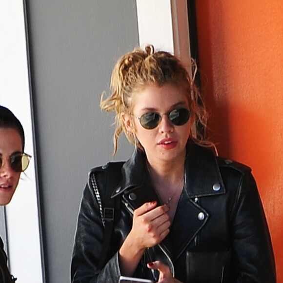 Kristen Stewart et sa petite amie Stella Maxwell (mannequin de Victoria's Secret Angels ) dans les rues à Hollywood Los Angeles, le 28 Janvier 2017