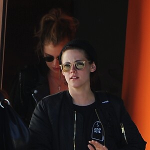 Kristen Stewart et sa petite amie Stella Maxwell (mannequin de Victoria's Secret Angels ) dans les rues à Hollywood Los Angeles, le 28 Janvier 2017