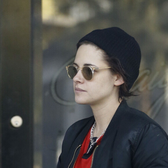 Kristen Stewart se balade avec une amie dans les rues de Beverly Hills, le 24 janvier 2017