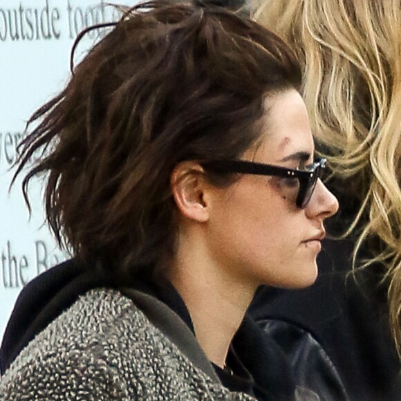 Exclusif - Kristen Stewart et sa compagne Stella Maxwell se baladent dans les rues de Savannah en Georgie. Le couple est allé jouer au billard dans un bar la veille et Kristen est tombée d'un mur où elle était assise et s’est fait un œil au beurre noir et des égratignures aux genoux! Le 14 décembre 2016